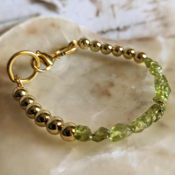 Natural Peridot Chips And Gold Beads In Half And Half Design Bracelet - Picture 4 of 7